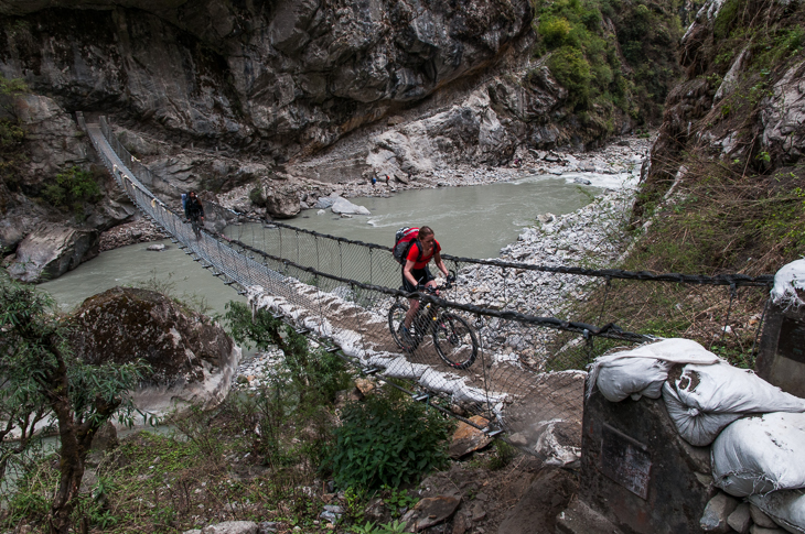 Mit dem Mountainbike über Hängebrücken bei der Annapurna-Umfahrung