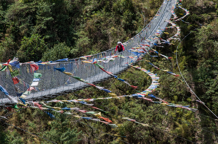 Mit dem Mountainbike über Hängebrücken bei der Annapurna-Umfahrung