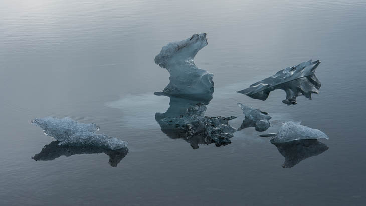 Eisschollen im Gletschersee Jökulsarlon unter dem Vatnajökull