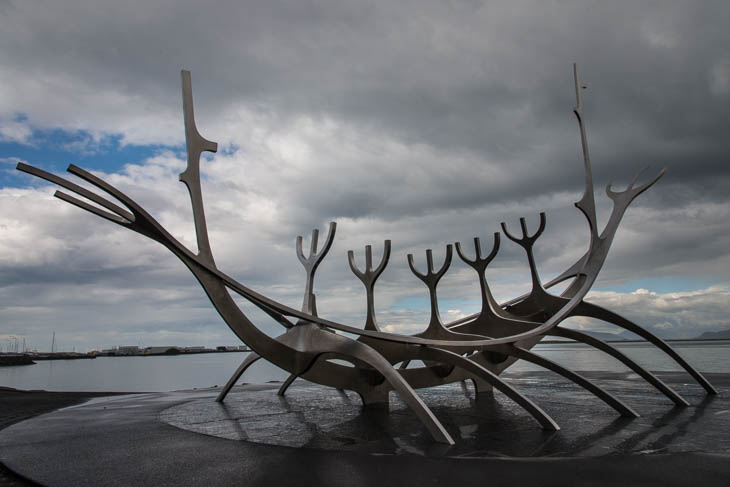 Stilisiertes Wikingerschiff an der Küste von Reykjavik