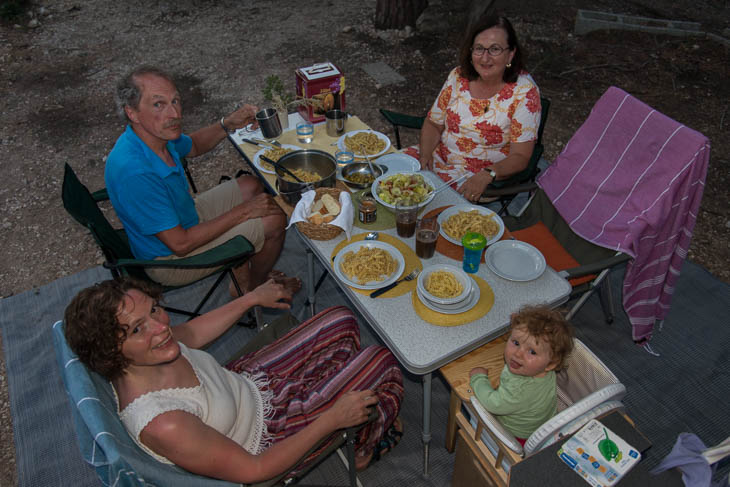 Abendessen am Campingplatz in Cala Gonone