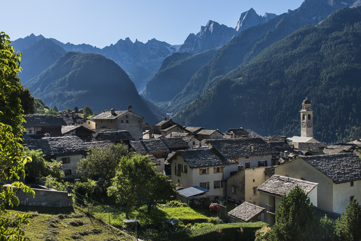 Das idyllische Dorf Soglio gegenüber dem Bergell