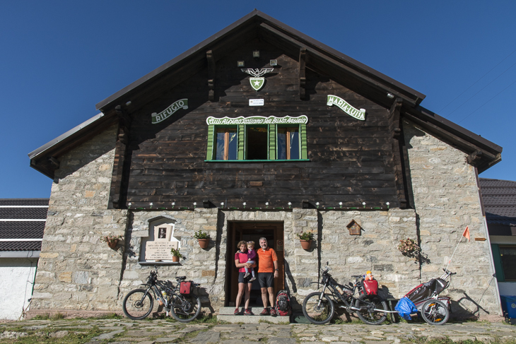 Hütte des Club Alpino Italiano im obersten Val Formazza