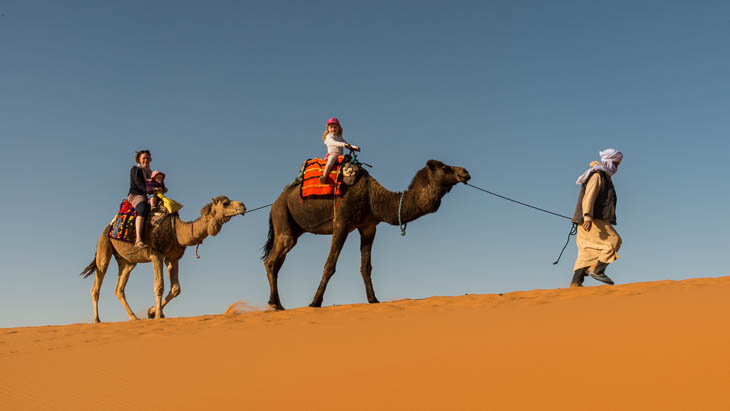 Kamelritt auf den Sanddünen des Erg Chebbi bei Merzouga
