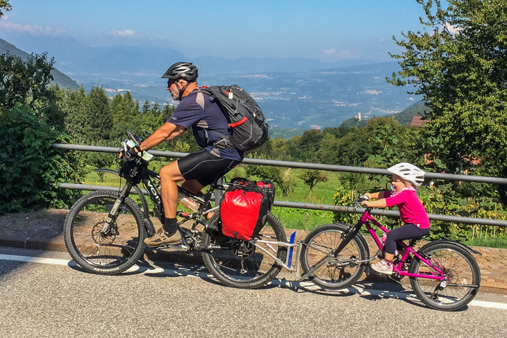 Auch Annalena fÃ¤hrt einige Kilometer im Schlepptau, Trentino