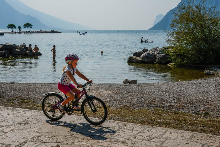 Isabella auf der Uferpromenade zwischen Torbole und Riva am Gardasee