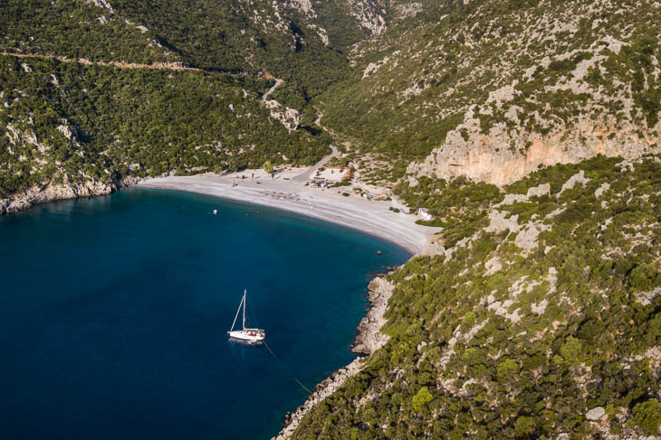 Schöne einsame Bucht bei Paraglia Rihea (Peloponnes)