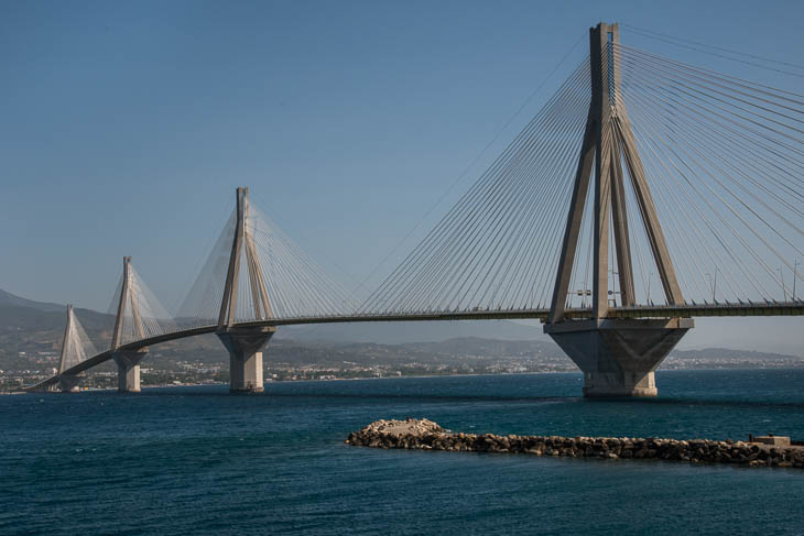 Die Brücke zur Halbinsel Peloponnes bei Patras