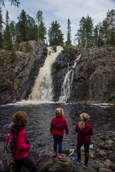 Am höchsten Wasserfall Finnlands (24 m) inmitten von Wäldern