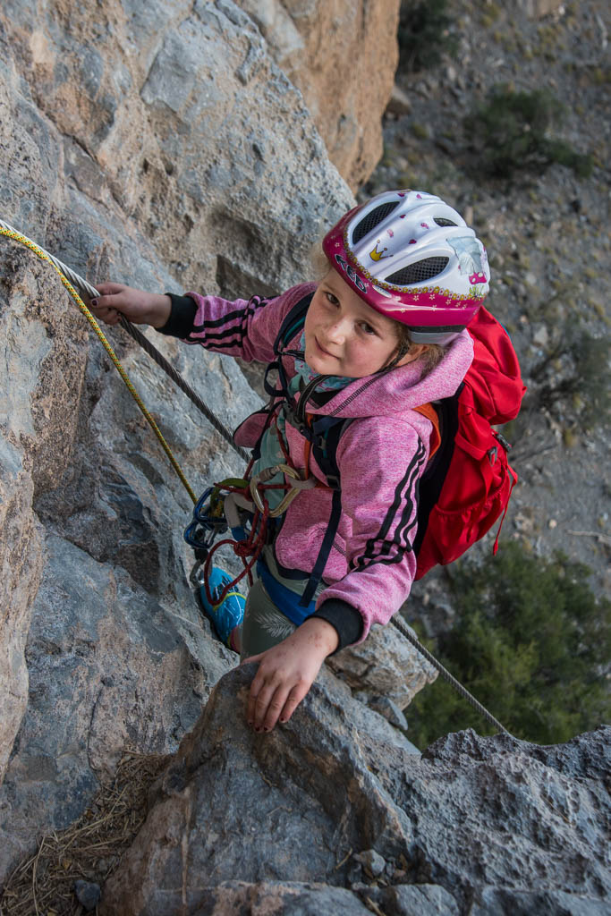 Isabella im steilen Klettersteig beim Jebel Shambs