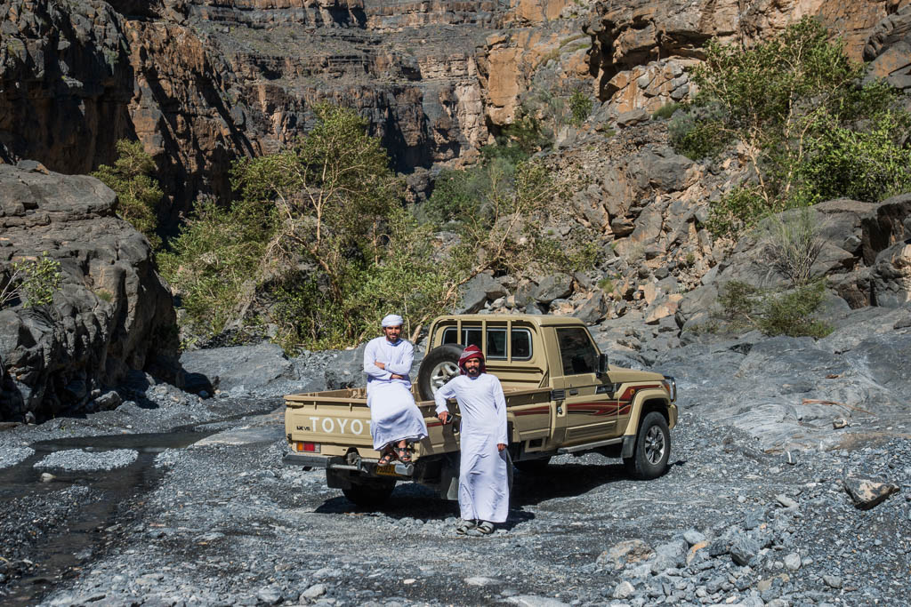 Zwei Omani mit Geländewagen im Wadi Nakhar