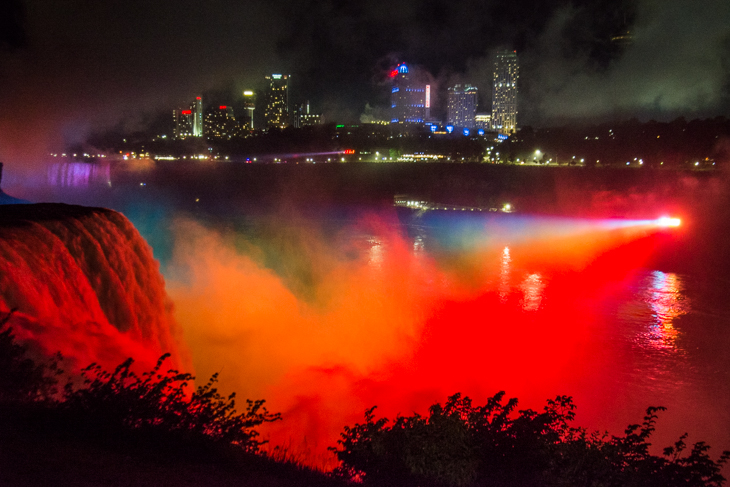 Die farbig angeleuchteten Niagarafälle