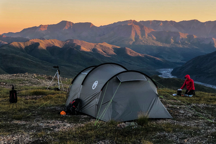 Zelten am Berggipfel am frühen Morgen