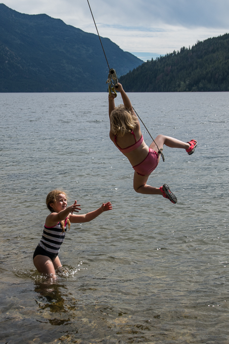 Annalena und Isabella beim Seilschwingen am Adams Lake