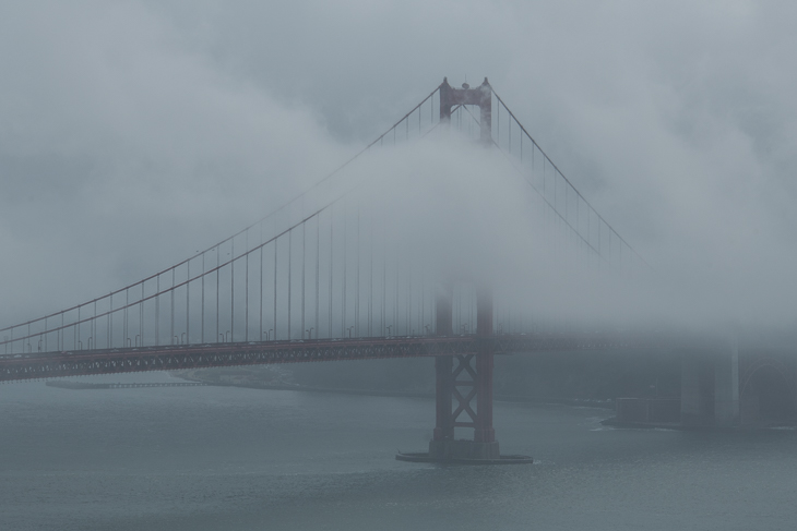 Die Golden Gate Bridge im Meeresnebel