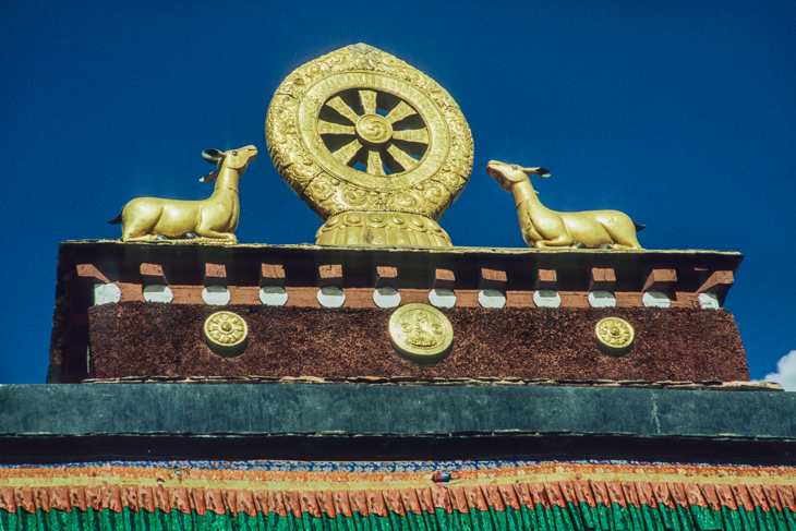 Goldene Skulptur auf dem dach des Jokhang-Tempels
