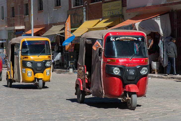 Die bunten Dreirad-Taxis in Tupiza, Südbolivien
