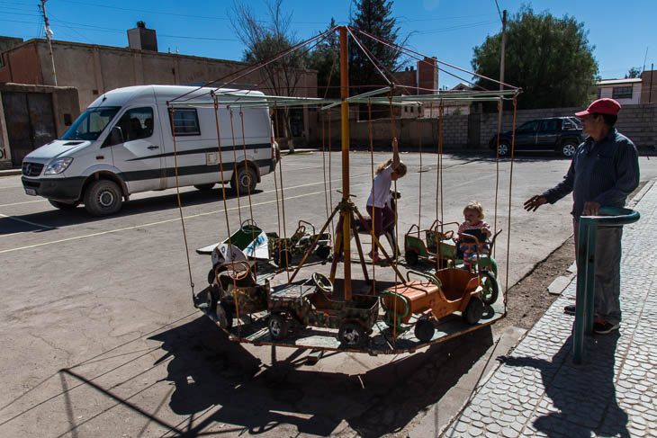 Kleines, handbetriebenes Karussel am Spielplatz in Tupiza (Südbolivien)