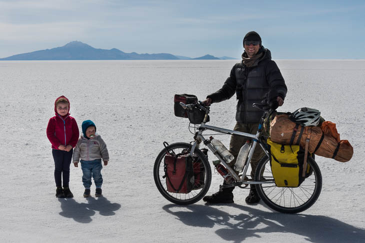 Deutscher Radfahrer auf Weltreise am Salar de Uyuni