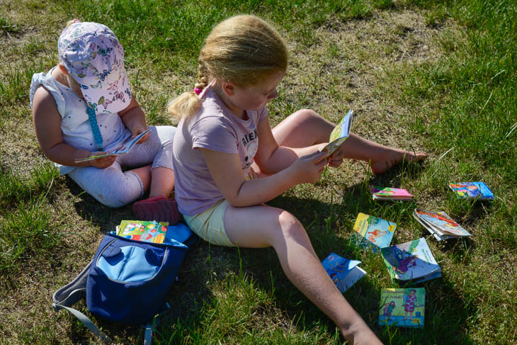 Die Kinder studieren ihre Pixibücher