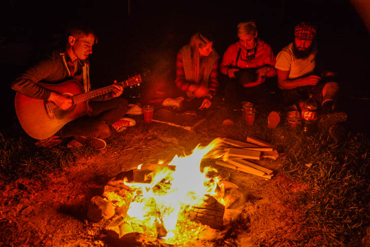 Gitarrenlieder am Lagerfeuer - auf jedem Campingplatz