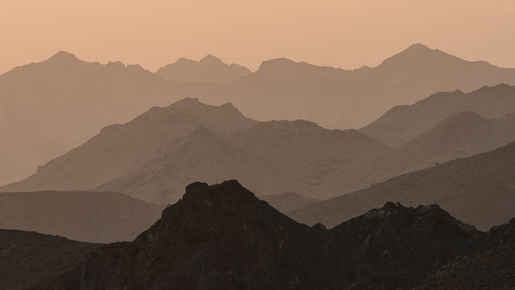 Bergsilhouetten im Hajar al-Sharqi-Gebirge