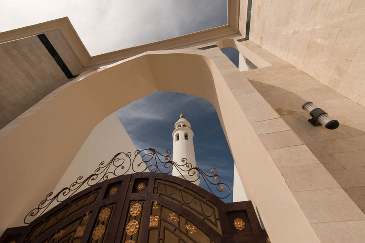 Typische omanische Stadtarchitektur mit Minarett