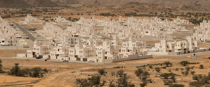 Moderne Neubausiedlung in Wüstenlandschaft