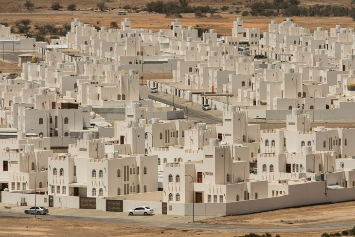 Moderne Neubausiedlung in Wüstenlandschaft