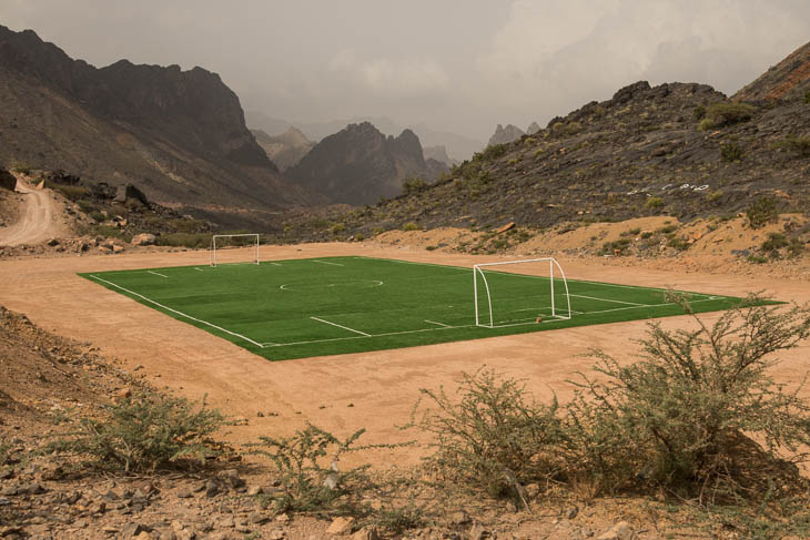 Fußballfeld mit Kunstrasen mitten im Akhbar-Gebirge