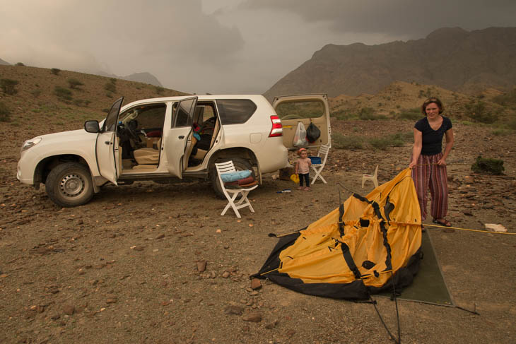 Zeltaufbau vor einem Gewitter im Akhbar-Gebirge