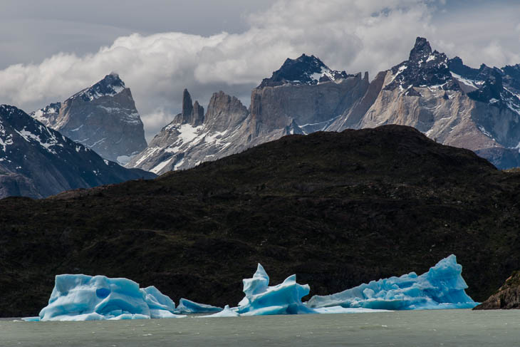 Berge und Eisschollen im Lago Grey, Torres del Paine Nationalpark