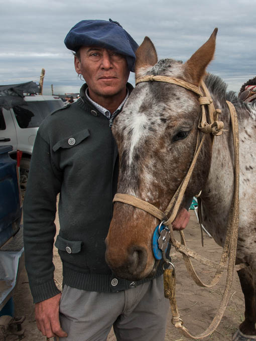 Stolzer Gaucho mit seinem Pferd