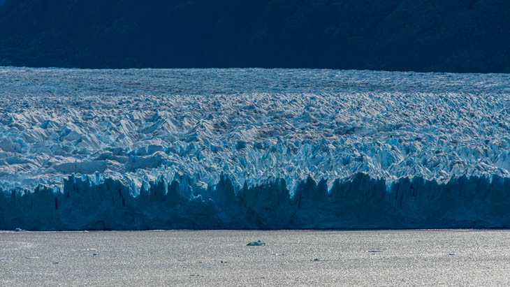 Das riesige Eisfeld des Perito Moreno Gletschers mit Abbruchkante