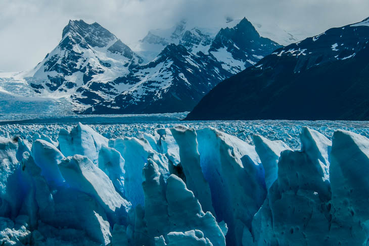 Der Perito Moreno Gletscher mit seinen patagonische Bergen