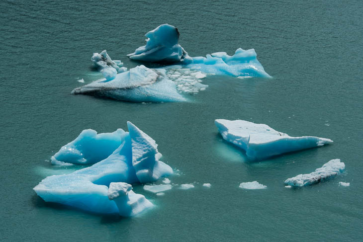 Abgebrochene und schwimmende Eisschollen im Gletschersee