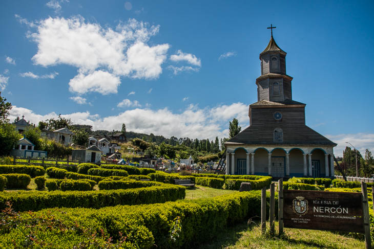 Eine der Weltkulturerbe-Kirchen auf der Insel Chiloe