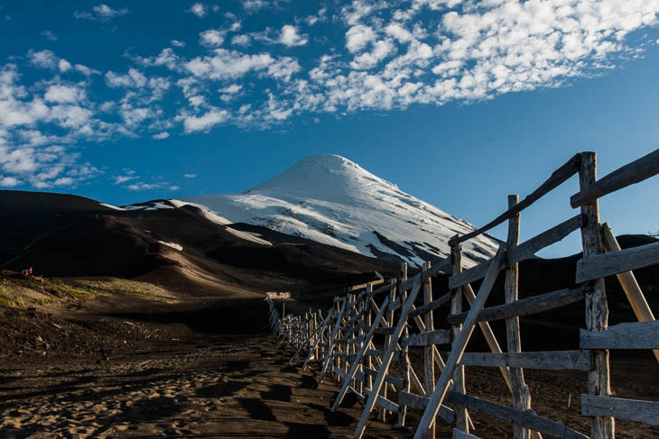 Vulkangipfel und sommerliches Skigelände am Osorno