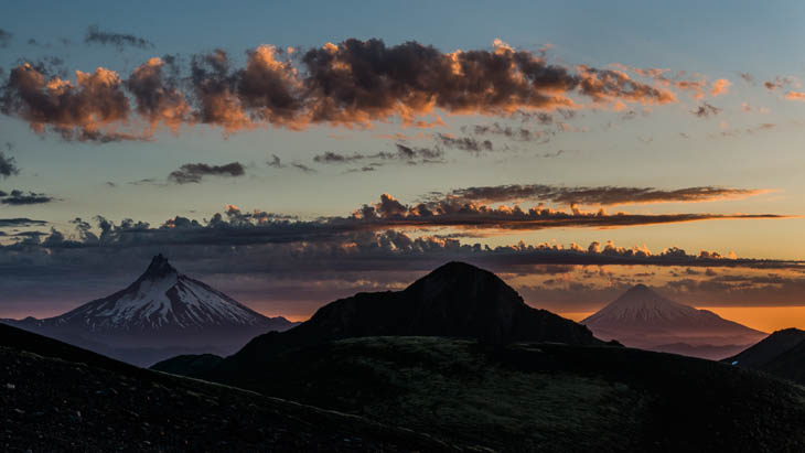 Sonnenuntergang mit mehreren Vulkanen, rechts Osorno
