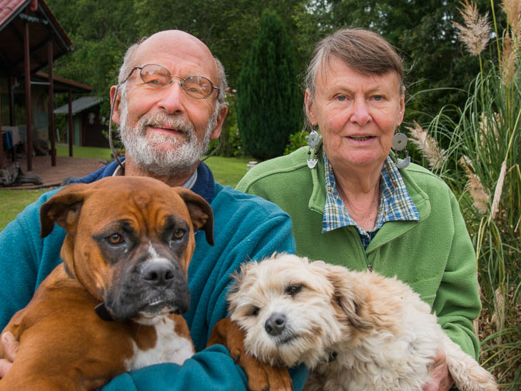 Hans und Truus Saler mit ihren Hunden vor ihrem Haus in Puco