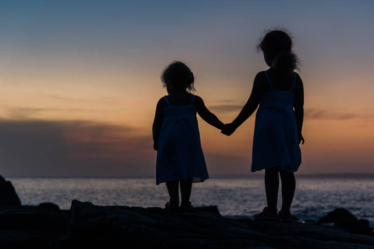Annalena und Isabella beim Sonnenuntergang am Meer, Uruguay