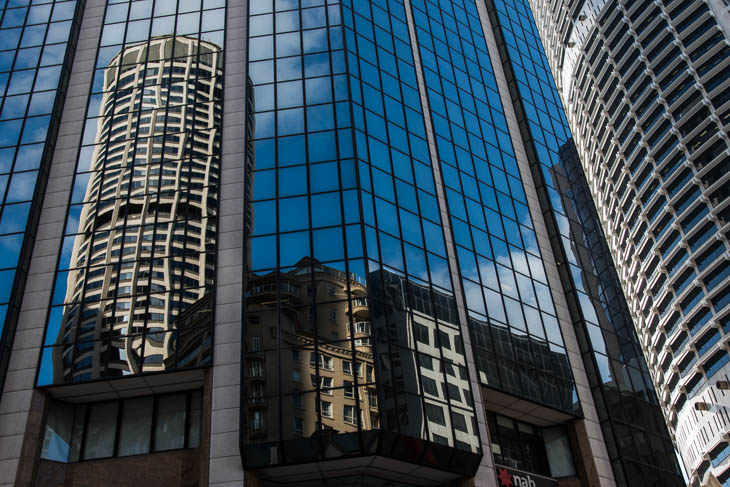 Wolkenkratzerspieglungen in Sydney Downtown